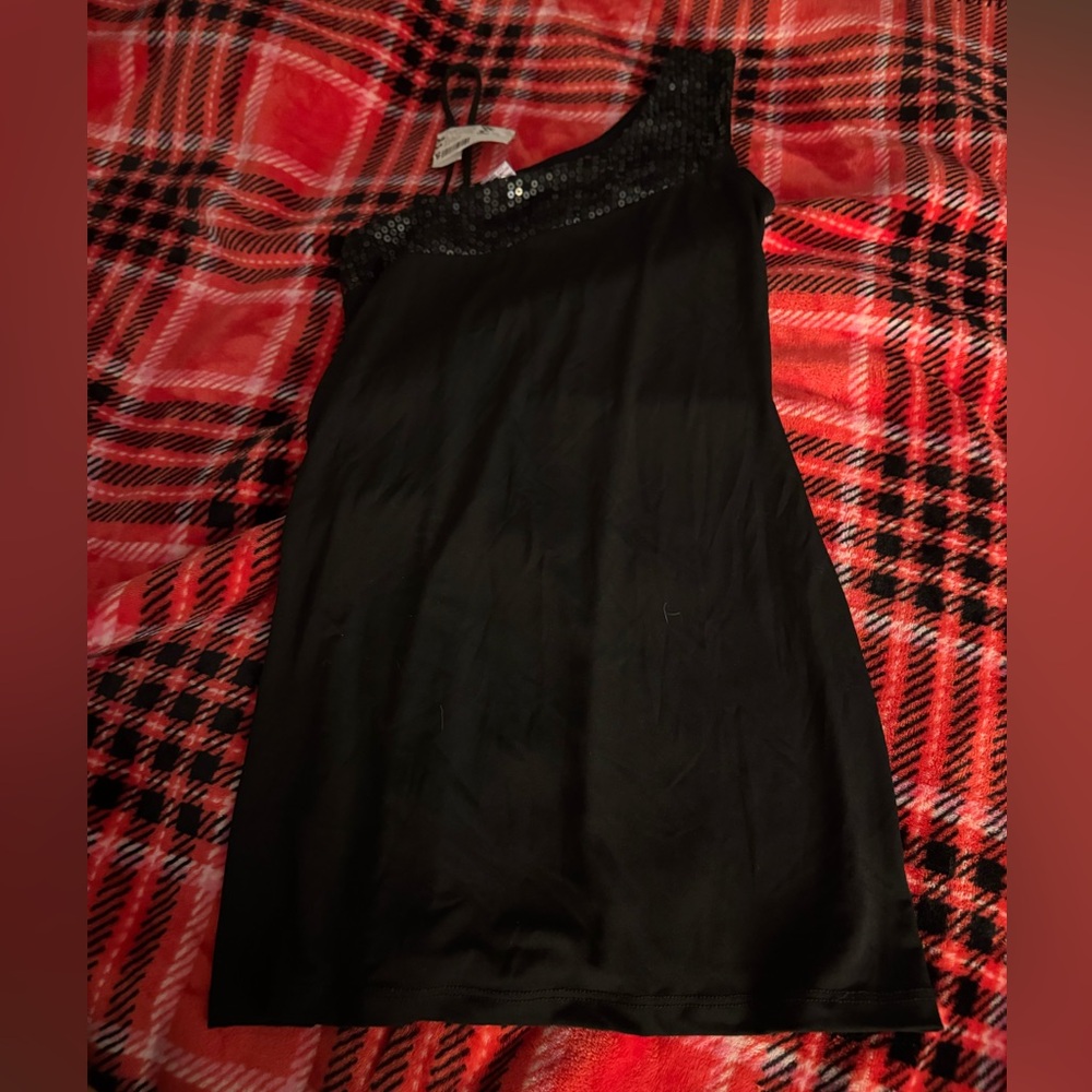 Black One-Shoulder Tank Top